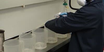 Technician validating a particle extraction method in the cleanliness laboratory